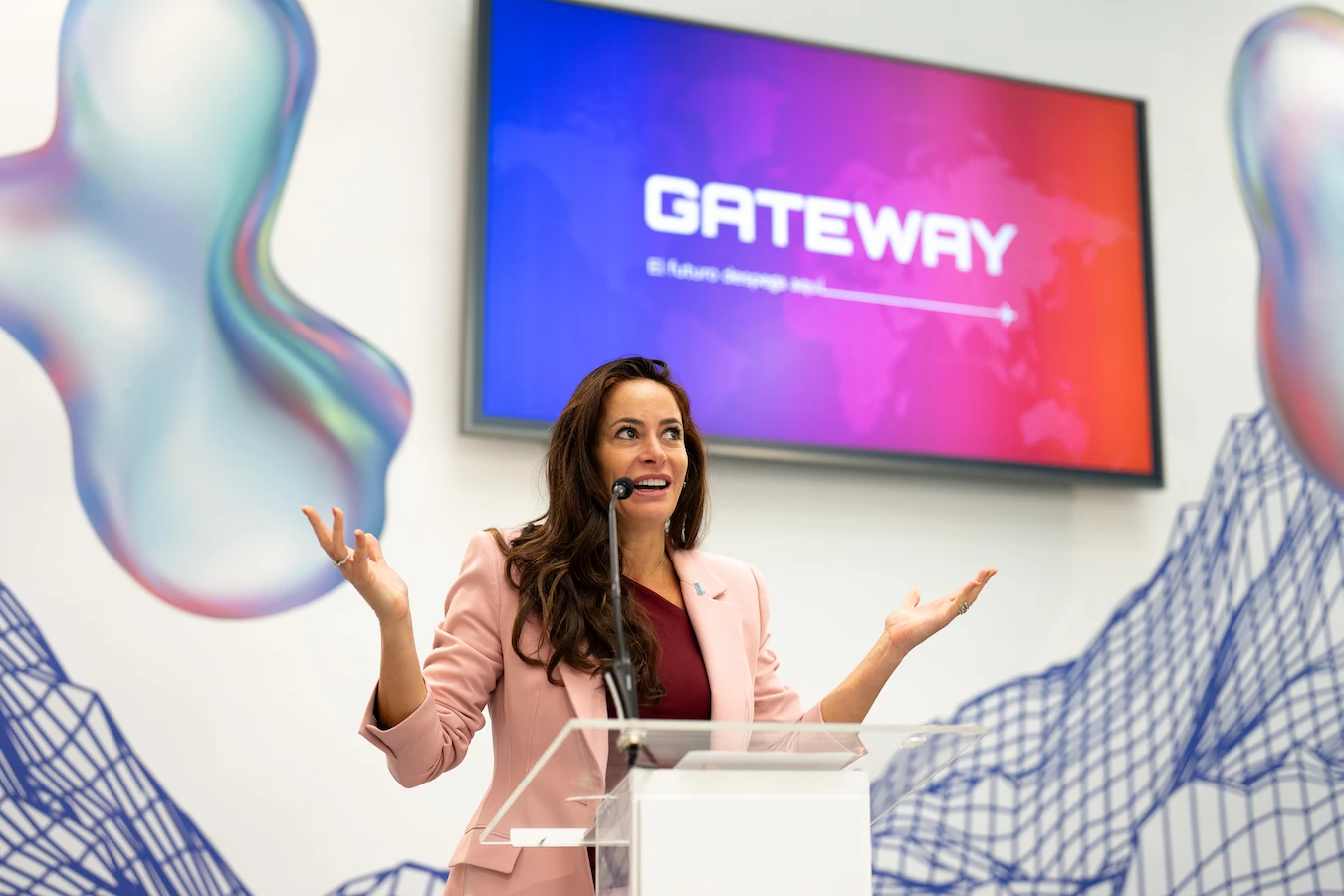 Mujer hablando en Gateway Summit
